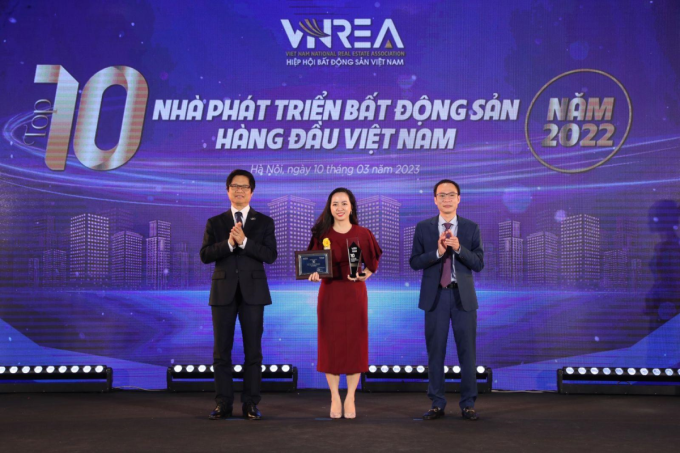 Bà Nguyễn Kiều Anh - Giám đốc Marketing Sun Property lên nhận giải thưởng Top 10 nhà phát triển bất động sản hàng đầu Việt Nam năm 2022. Ảnh: Sun Property