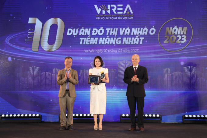 Bà Trịnh Kim Ngần - Giám đốc Kinh doanh Sun Property lên nhận giải top 10 dự án đô thị và nhà ở tiềm năng nhất năm 2023 cho dự án Sunneva Island. Ảnh: Sun Property