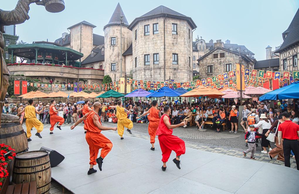 Những show diễn, lễ hội diễn ra liên tục đem đến không khí hội hè sôi động tại Sun World Ba Na Hills (Ảnh: Sun Group)